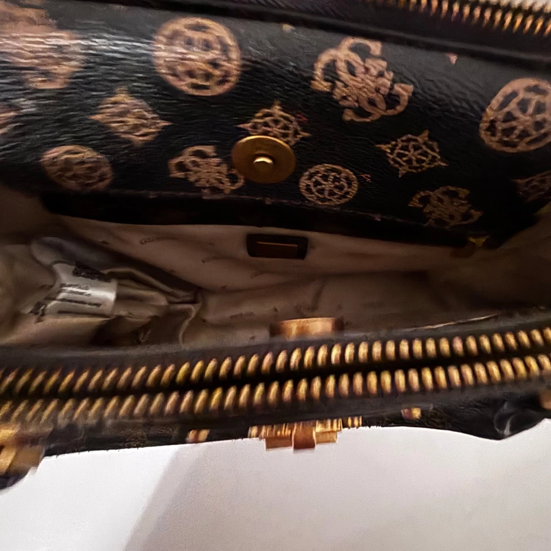 Svart handväska från Guess med kedja - 1