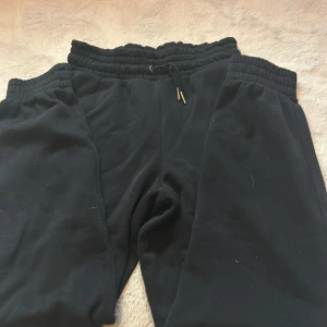 Svarta mjukisbyxor från Lindex - Svarta mjukisbyxor från Lindex med resår och snörning i midjan. Säljer dom då dom inte används och är använda max 2 gånger💗