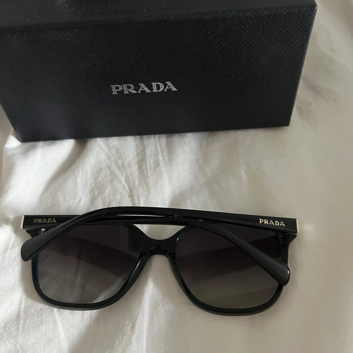 Svarta solglasögon från Prada - 2