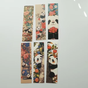 Panda Bokmärken (set om 6) - Ett set med 6 färgglada bokmärken med söta pandor bland blommor och frukter. Perfekt för att göra läsningen roligare och ge din bok en personlig touch. Passar både ungdomar och unga vuxna som älskar djur och konstnärliga motiv.