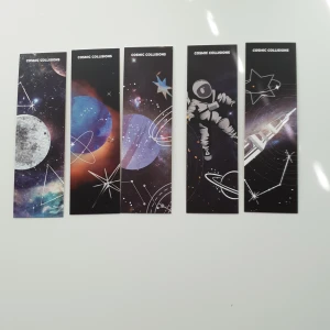 5st Cosmic Collisions, bokmärken  - Upptäck rymdens mysterier med 'Cosmic Collisions'! Boken har ett coolt omslag med planeter, astronauter och stjärnor – perfekt för dig som älskar universum och science fiction. Inspirerande och visuellt tilltalande för unga rymdfantaster.