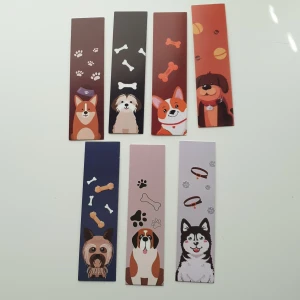 Hundbokmärken - set med 7 st - Färgglada bokmärken med söta hundmotiv! Perfekt för dig som älskar hundar och vill göra läsningen roligare. Passar både till skolan och fritiden. Snygga illustrationer av olika hundraser, tassavtryck, ben och halsband. Gör din bok unik med dessa bokmärken!