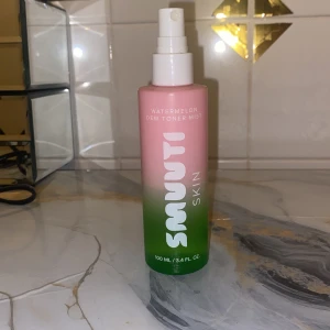 Smuuti Skin Watermelon Dew Toner Mist - Fräsch toner mist med vattenmelon från Smuuti Skin. Flaskan är i snygg rosa och grön ombre och rymmer det finns nästan halva inte så mycket kvar där ni ser linjen melan gröna och rosa. Perfekt att spraya över ansiktet för extra fukt och glow. Lätt att ta med i väskan och ger en uppfriskande känsla när som helst.