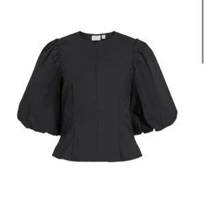 Söker Svart blus med puffärmar VILA - söker denna topp ifrån VILA, helst storlek 34, 36 funkar också🥰 toppen ska ha en dragkedja i fram💞