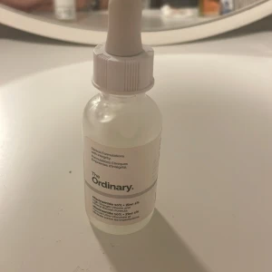 The Ordinary Niacinamide 10% + Zinc 1% - Transparent serum från The Ordinary. Kommer i en frostad glasflaska med vit pipett för enkel applicering. Perfekt för dig som vill ha en smidig och effektiv bas i din hudvårdsrutin.