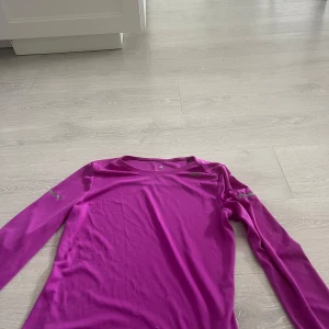 Långärmad rosa träningströja från  Adidas - Säljer en långärmad träningströja från Adidas i en snygg rosa färg. För 30kr 