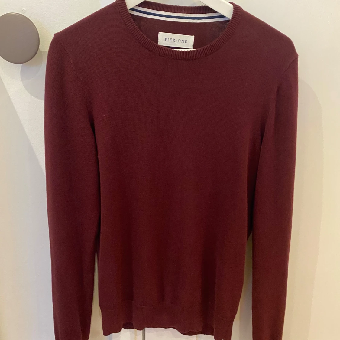 Vinröd stickad tröja från Pier One