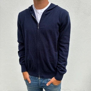 Kashmir/Merino Zip hoodie - En skön mörkblå Kashmir/Merino Zip hoodie i storlek M! Modellen är 177cm lång, passar längre! Tröjan är i grymt skick, skick 10/10 utan defekter! Hör av dig vid frågor!🌟
