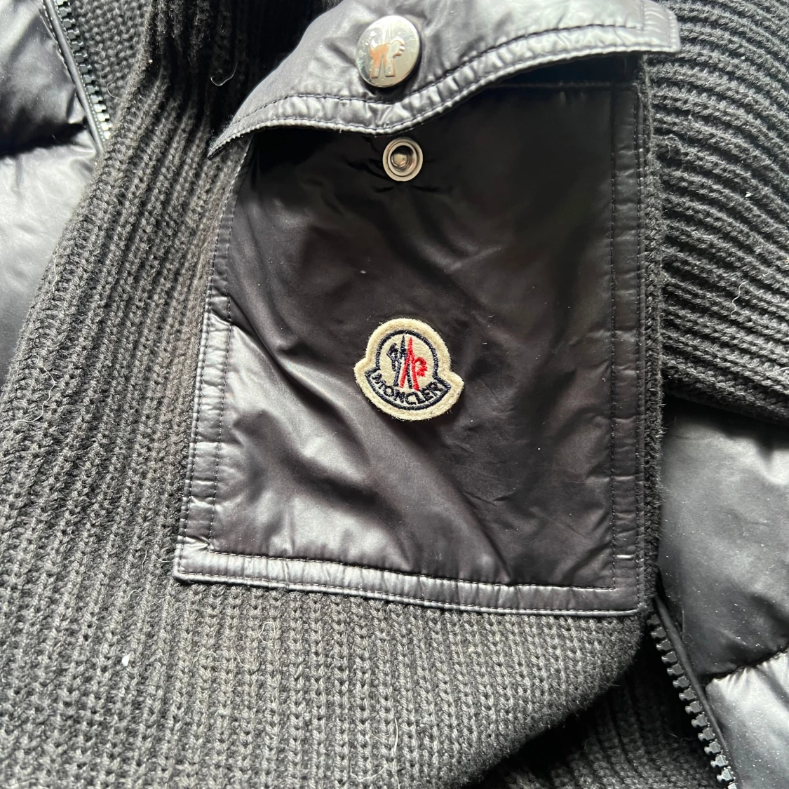 Svart dunjacka från Moncler med huva - 2