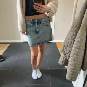 Ljusblå jeanskjol  - Low waist jeans kjol från Mango.