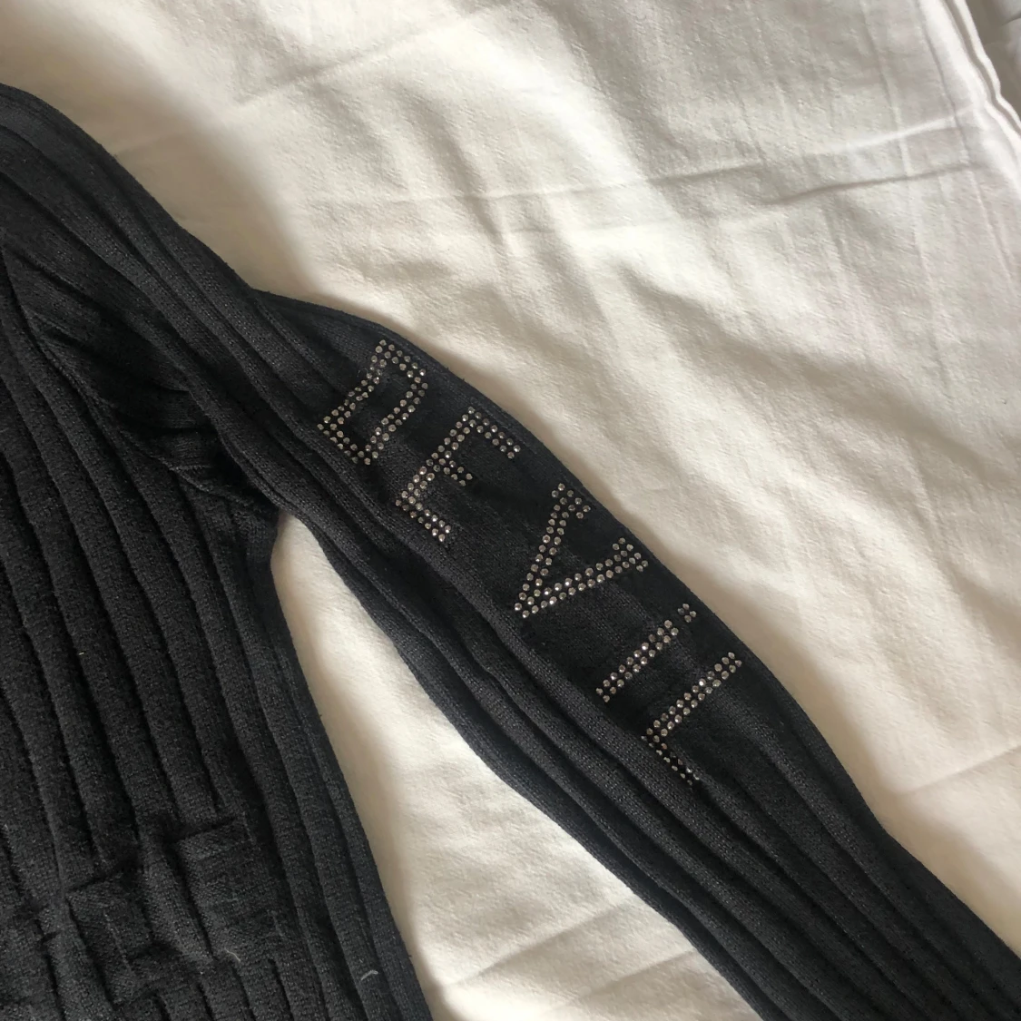 Svart ribbad stickad tröja med text - 3