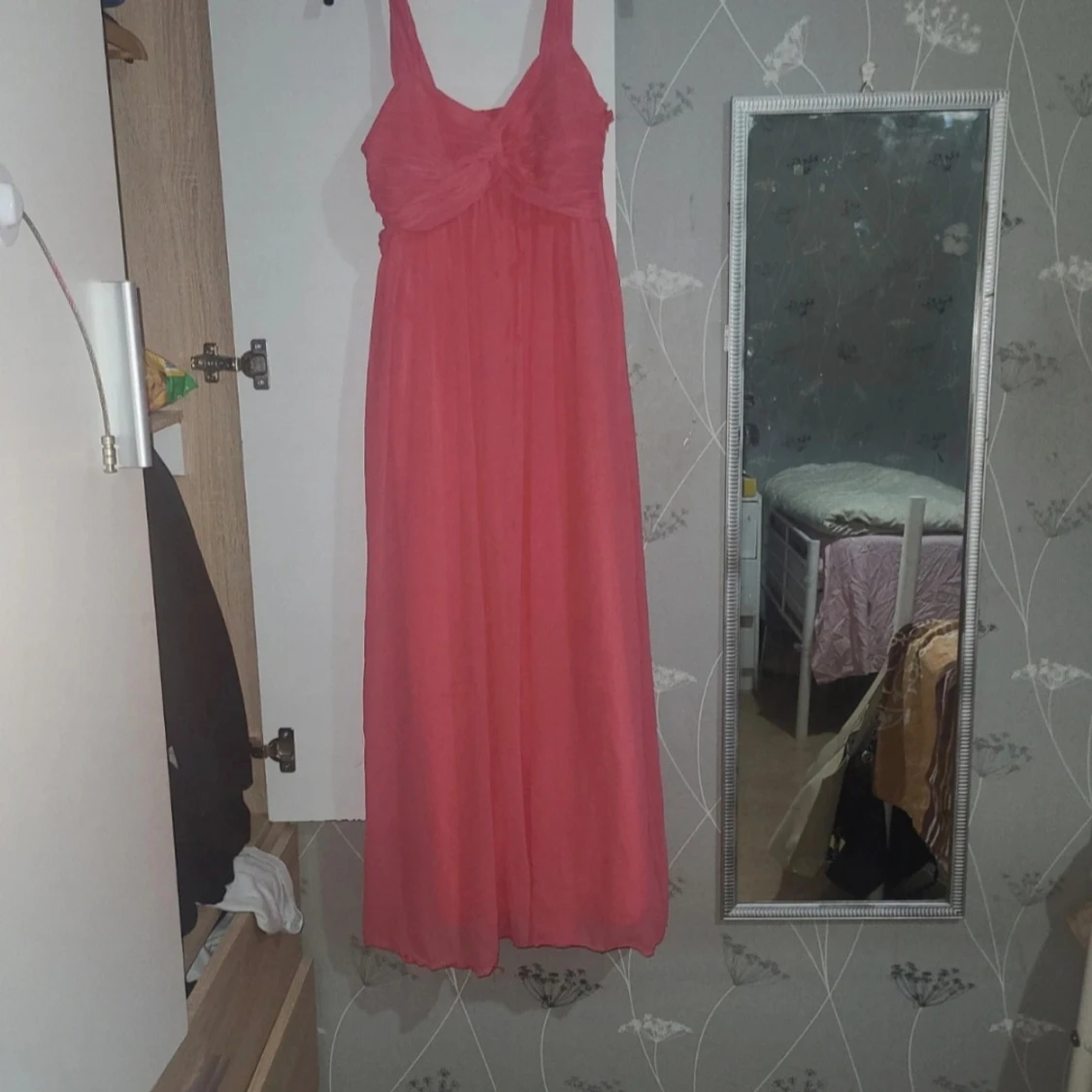 Lång rosa klänning med twistad byst