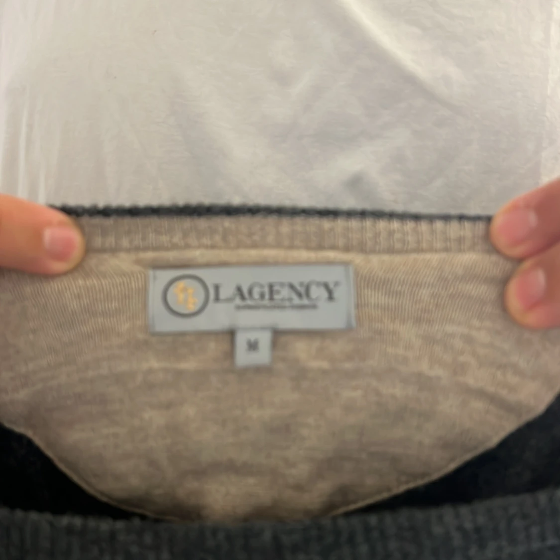 Mörkgrå stickad tröja från Lagency - 2