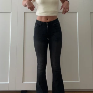 Svarta bootcut jeans Only - Snygga svarta bootcut jeans från Only med hög midja. Jeansen är gjorda i ett stretchiga material i storlek xs/30. Är för små för mig men pga de stretchiga materialet kunde jag få på mig de för att ta bilder. I bra skick och har använts få gånger!