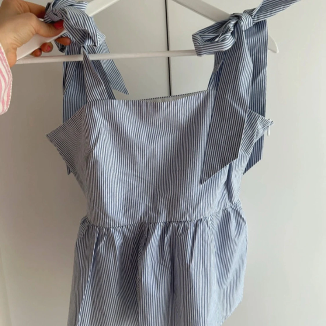 Randig blå linnetopp med rosetter  - 2