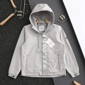 Grå Moncler windbreaker - Snygg ljusgrå vindjacka från Moncler med huva och dragkedja framtill. Jackan har två sidofickor med dragkedja och Moncler-logga på ärmen. Är i storlek M och använt en gång.