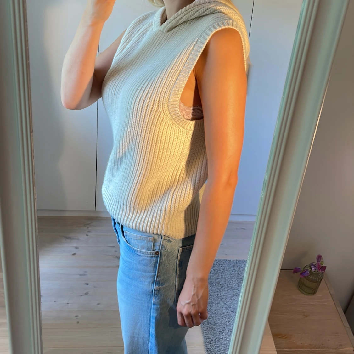 Beige stickad väst med huva - 1