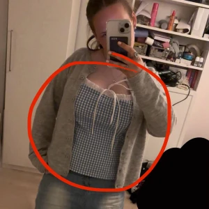 Blåvit rutig linnetopp från Zara - Supersöt blåvit rutig linnetopp från Zara med smala axelband, volangkant och knytband framtill💞💞 Liten till normal i storlek🥰