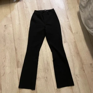 Kostymbyxor  - Säljer då de tyvärr inte passar mig längre, storlek 34 original pris 500kr. 