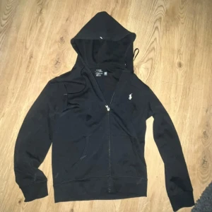 Ralph Lauren zip hoodie  - Säljer denna riktigt snygga Ralph Lauren hoodien då den mest ligger i min gaderob! Helt oanvänd, passar från 165-175 cm!👍