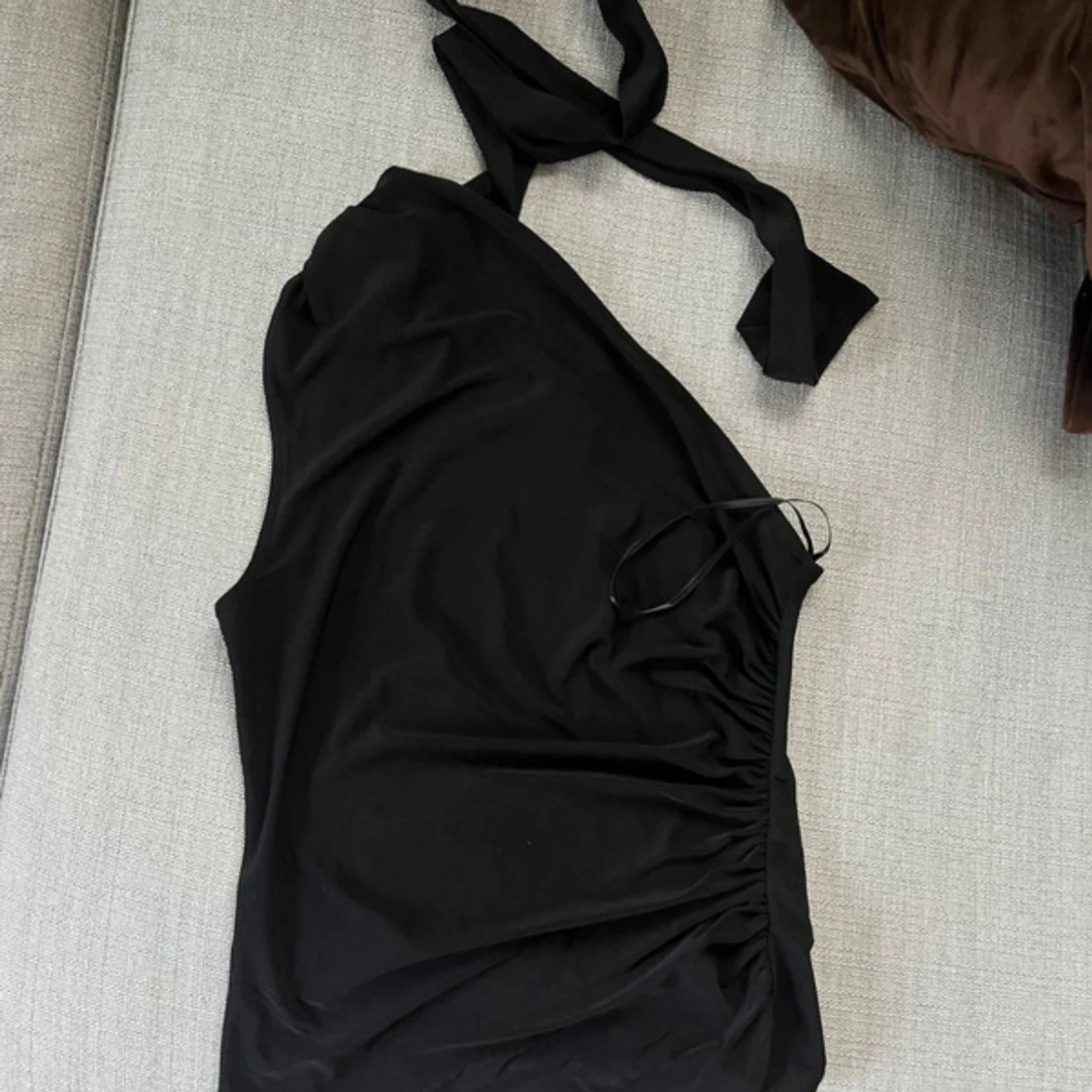 Svart one shoulder topp Gina Tricot