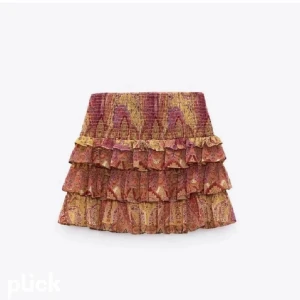 Mönstrad volangkjol i rött och gult - Supersöt kortkjol med flera volanger och ett färgglatt mönster i rött, gult och rosa. Kjolen har en smockad midja och är perfekt för dig som gillar boho-vibbar och vill sticka ut lite extra. Lätt och luftig känsla! Priset kan diskuteras !!