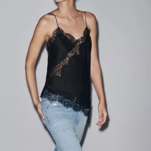 Svart linnetopp med spetsdetaljer Zara - Zara silke toppen i xs, aldrig använd🫶🏼