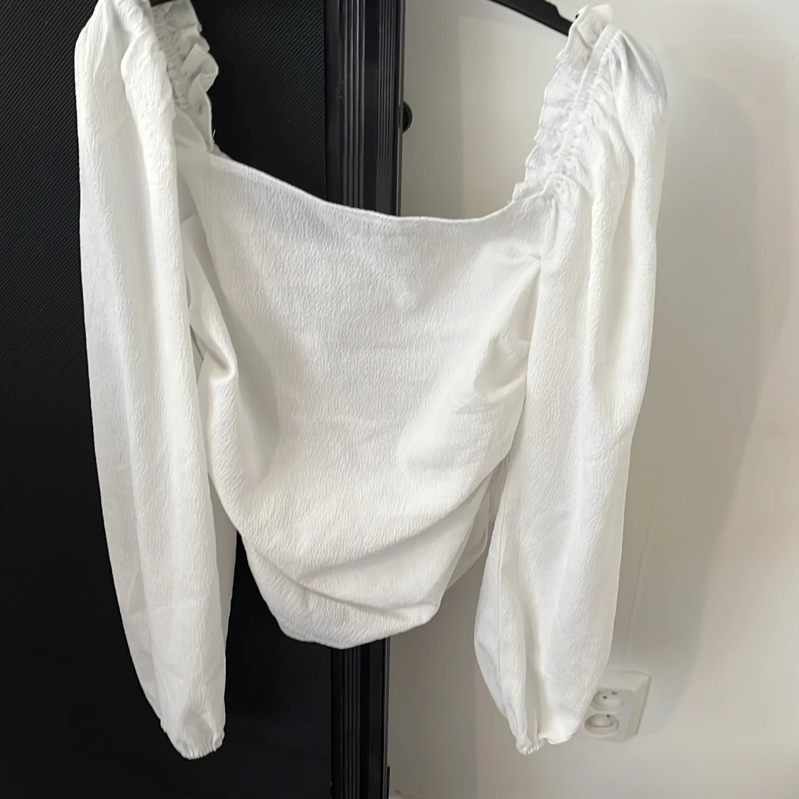 Vit blus med puffärmar och smock - 1