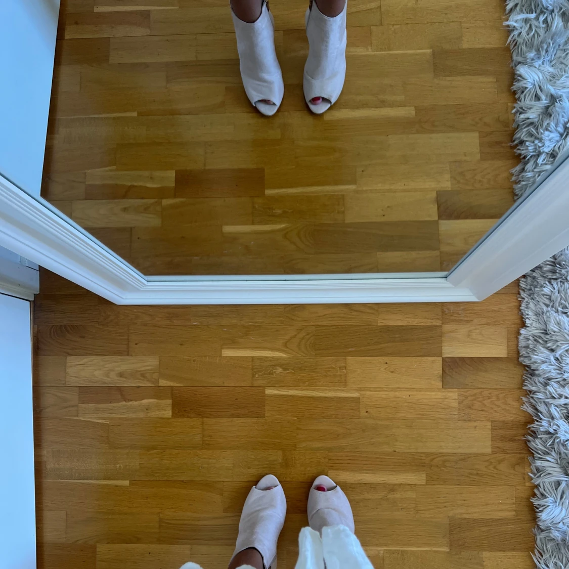 Beige låg stövel med öppen tå