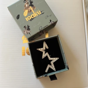 Ioaku make a wish ring silver - Make a wish ring från ioaku. Intressekoll Ringen är justerbar och använd fåtalsgånger. Ända tecknet på användning är lite på undersidan men inget som syns ifall man inte kollar noggrant. Nypris: 699kr. Kom med gärna med  prisförslag. Box till ringen medföljer plus orginalpostförpackning. 