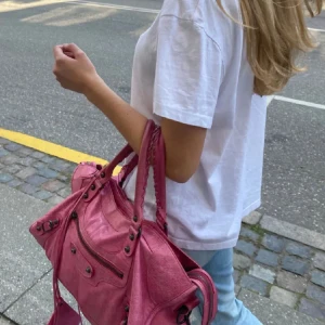 Rosa Balenciaga City bag - Säljer min sååå sjukt snygga balenciaga väska!! Perfekt att ha som väska till skolan eller liknande!! 💓 Köpt på vestair och äktighetskollad!! 💓 bara att skriva för fler bilder eller frågor 💓🙏🏼 .
