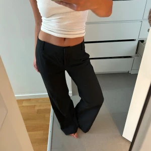 Svarta kostymbyxor från Zara - Svarta kostymbyxor från Zara med medelhög midja 💖 Helt oanvända. Passar mig som är 160 cm lång.