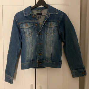 Jeansjacka  - Supersnygg jeansjacka från h&m. Hör av dig om du har några funderingar 💌