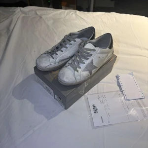 Vita sneakers från Golden Goose - Golden Goose skor sälj för bra pris, lite smutsig därför billigare pris