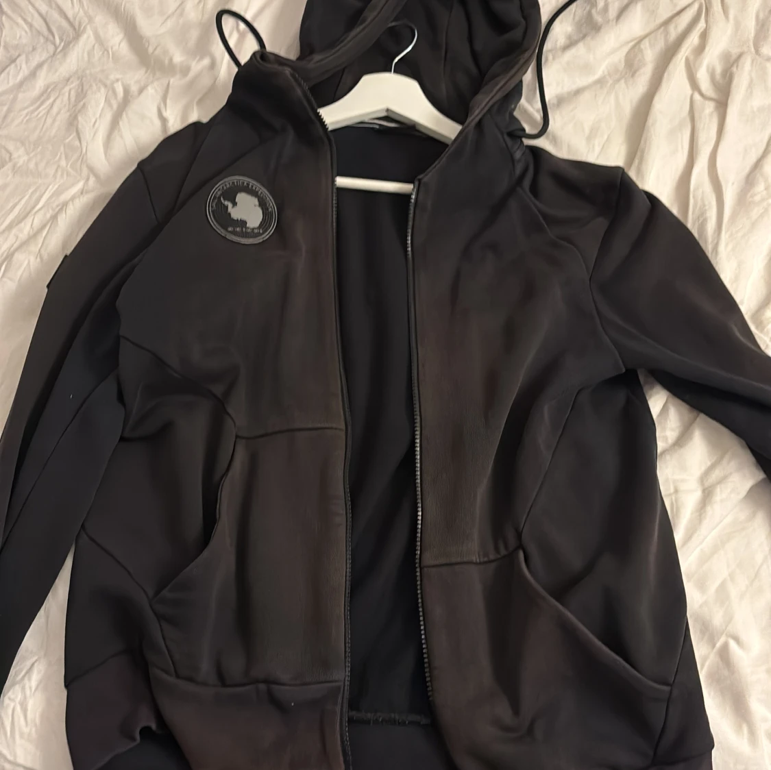 Svart vindjacka med huva