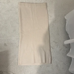Beige/vit stickad långkjol Gina Tricot - Supersnygg beige stickad långkjol från Gina Tricot. Kjolen är helt ny utan prislapp, köpt för flera år sen i storlek S