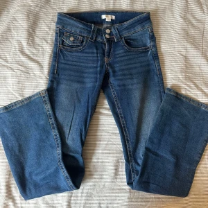 Blå bootcut jeans från Gina Tricot - Jättesnygga blåa jeans från Gina Young. Jättebra skick och använda få gånger. Jag säljer dom eftersom dom har blivit försmå för mig💕 