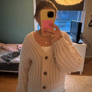 Ljusrosa stickad kofta med knappar -  Supermysig ljusrosa kofta ifrån Pieces I storlek xs/s🩷 Pris kan diskuteras😇