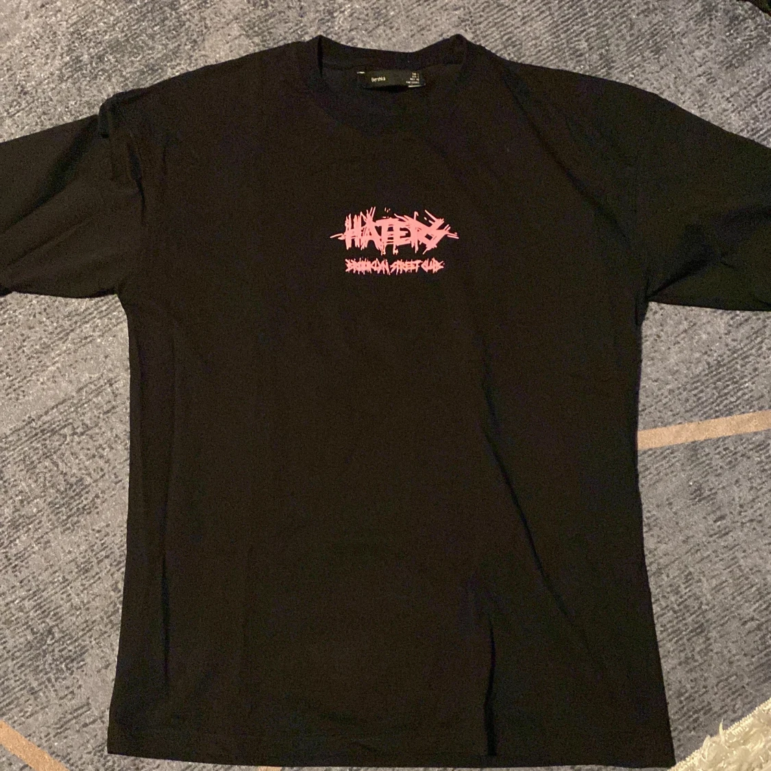 Svart t-shirt med tryck från Bershka