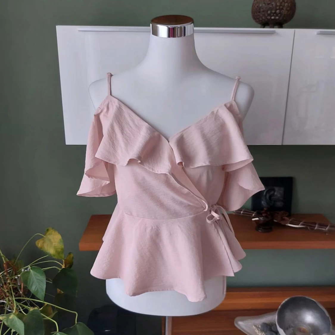 Ljusrosa omlottopp med volang