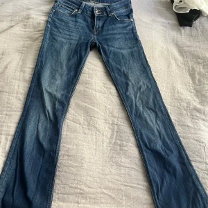 Low waisted bootcut jeans  - Snygga blå jeans från Lee med låg midja, inga defekter storlek W26 L33