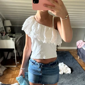 Vit oneshoulder topp med volang - Super fin oneshoulder tröja från Zara barn i storlek 164 