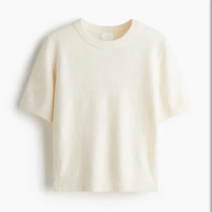 Vit kortärmad stickad tröja - Så fin tröja!