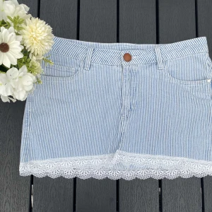 Kjol - Omsytt plagg till kjol med spets!🤍 Längd: 29 cm. Bredd: 81 cm.