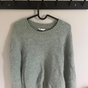 Grön stickad tröja  - Grön stickad tröja från Cubus i storlek XS. Nästan aldrig använd.