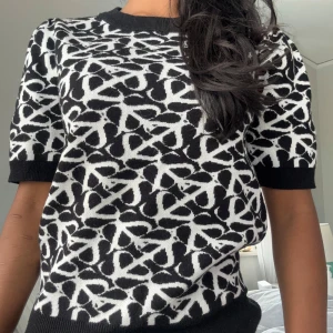 Stickad topp - Stickad topp köpt på SALT i Stockholm! Jättefin och knappt använd. Köpt för 399kr