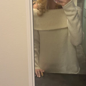 Stickad tröja Gina tricot - Superfin offshoulder stickad tröja i vitt med bred ribbad kant upptill. Långärmad och mjuk, perfekt för kyliga dagar. Från Gina och använd 1 gång💞