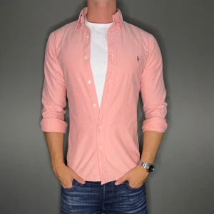 Ralph lauren skjorta - Hej säljer nu min fina Ralph lauren skjorta i storlek S. Den är i nyskick och kommer vara otroligt snygg på sommaren. Nypris cirka 1600kr! Vi kommer att sälja liknande produkter nu i sommar så glöm inte följa profilen!🌊🍾