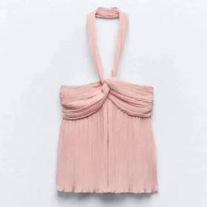 Topp - Supersöt ljusrosa halterneck topp med plisserat tyg och twistad detalj framtill. Toppen är ärmlös och har en flowy, luftig passform som ger en romantisk vibe. Perfekt för varma dagar när du vill känna dig extra fin.