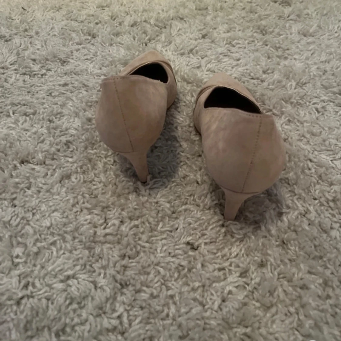 Beige pumps med spetsig tå från Tamaris - 4